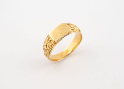 Yellow gold (750) men's ring with stylized...
