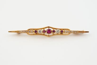 Broche barrette en or jaune (750) ornée de...