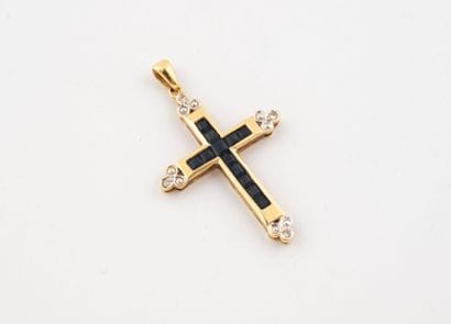 Cross pendant in yellow gold (750), centered...