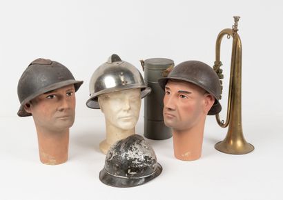 FRANCE
Quatre coques de casque de type Adrian....