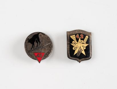 Two badges: Commando n°40 and Commando n°42....