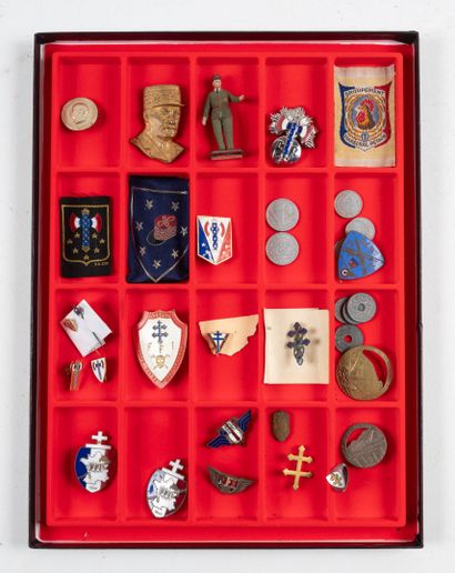 FRANCE
Lot de souvenirs 1940-1944 : insignes,...