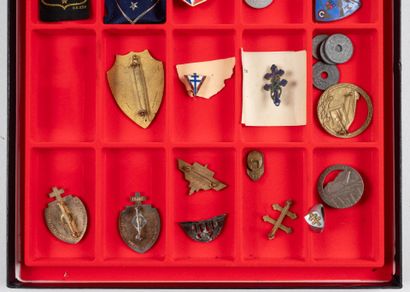 FRANCE
Lot de souvenirs 1940-1944 : insignes,...