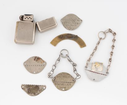 Lot : plaques d'identité dont une d'un parachutiste...
