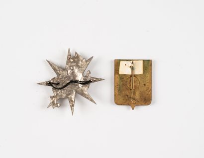 Deux insignes : 1er commando du Laos. (Epingle...