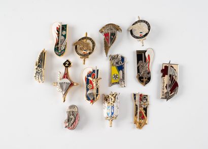 A large lot of fabric badges, including arm...