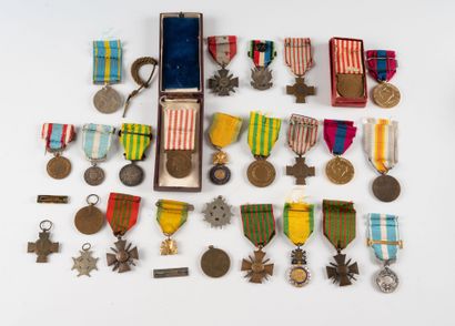 Lot de décorations militaires dont Médaille...