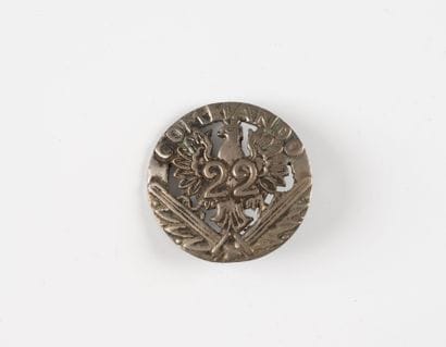 A badge: Commando n°22. (Local manufactu...