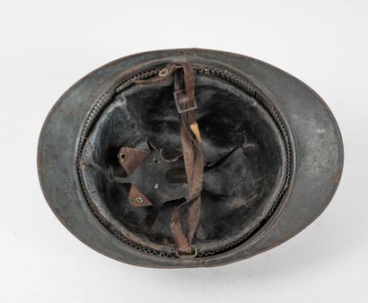 FRANCE
Adrian model 1915 helmet with infantry...