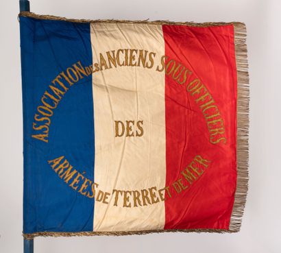 Drapeau tricolore en soie, avec broderies...