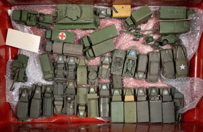 Un lot de véhicules miniatures militaires...