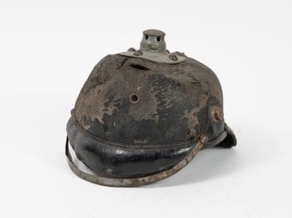 ALLEMAGNE
Model 1915 spiked helmet shell....