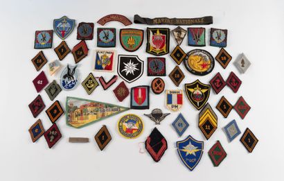 A large lot of fabric badges, including arm...