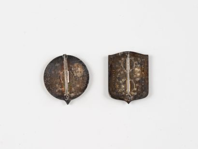 Two badges: Commando n°40 and Commando n°42....
