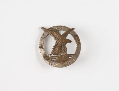 A badge: Commando n°21. Nickel-plated metal,...