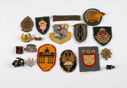 Fort lot d'insignes dont tissu et métal étranger...