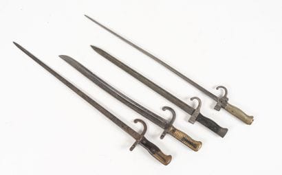 FRANCE
Lot de quatre baïonnettes françaises...