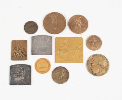 Lot de onze médailles de table en bronze...