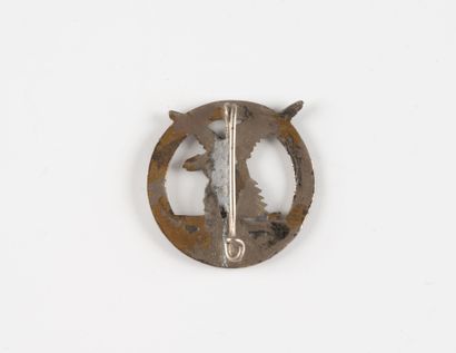 A badge: Commando n°21. Nickel-plated metal,...