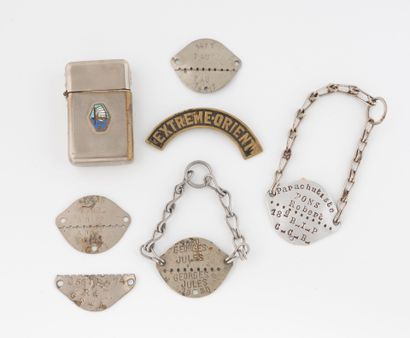 Lot : plaques d'identité dont une d'un parachutiste...