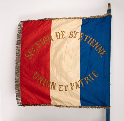 Drapeau tricolore en soie, avec broderies...