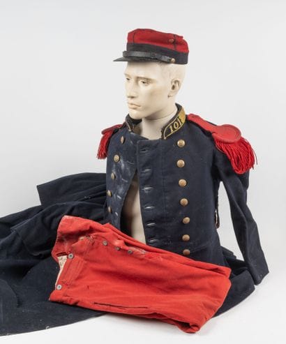 FRANCE
Lot uniformes du début du XXème siècle...