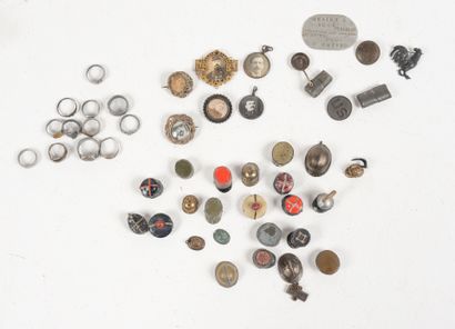 Lot de coiffures miniatures en métal peint,...