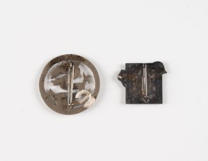 Two badges: AHK - 4 action Hré de Kontum-...