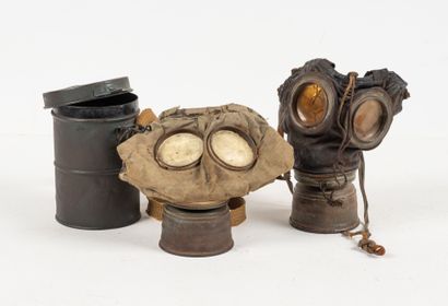 ALLEMAGNE
Two gas masks, including a Ledermaske...