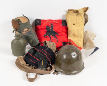 FRANCE
Lot d'équipements militaires comprenant...