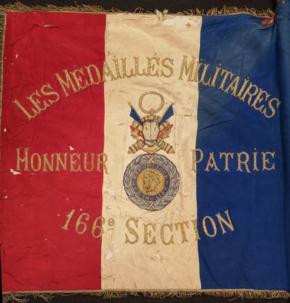 Ad. ROBERT
Drapeau en soie tricolore, bordées...