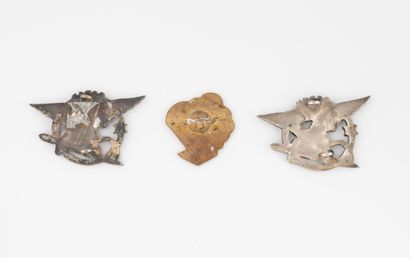 Trois insignes : 2 du III/ 2e R.C.P. (D.ber)...