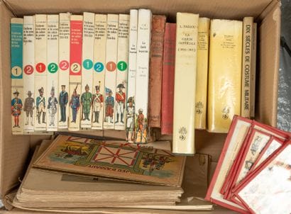 Lot de livres et fascicules sur l'Uniformologie...