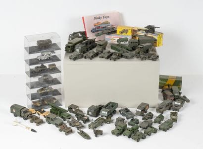 Un lot de véhicules miniatures militaires...