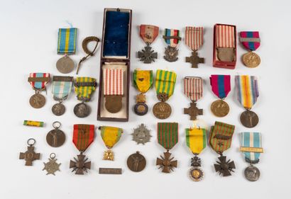 Lot de décorations militaires dont Médaille...