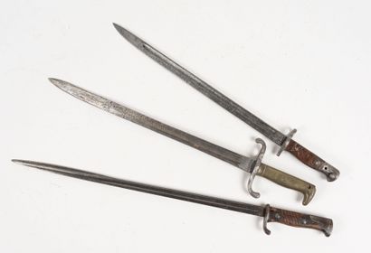 Trois baïonnettes comprenant une Américaine...
