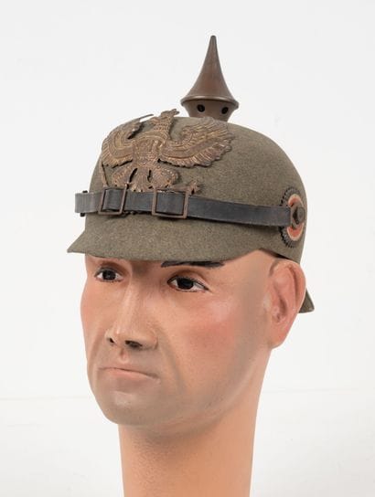 ALLEMAGNE
Green felt ersatz tip helmet, brass...