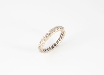 Alliance américaine en or gris (750), pavé...