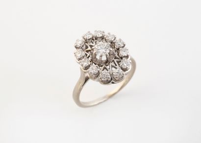 Bague marguerite en or gris (750) et platine...
