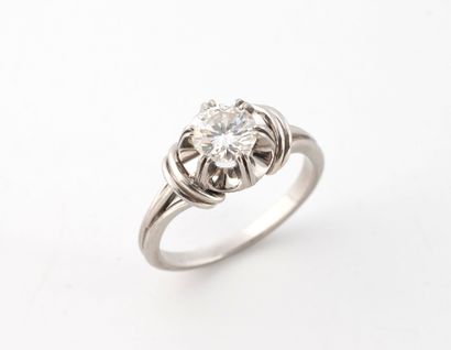 Bague solitaire en platine (850) centré d'un...