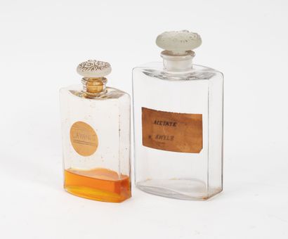 Deux flacons de parfum en verre soufflé-moulé,...