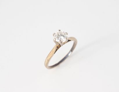 Solitaire ring in white gold (750) set with...