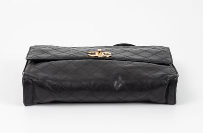 CHANEL
Sac porté bandoulière à rabat en agneau...