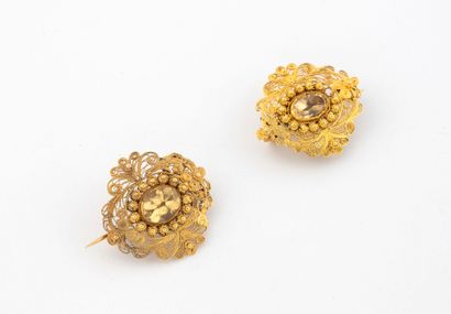 Two small brooches in yellow gold (750) filigree...