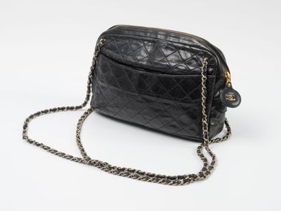 CHANEL 
Sac en cuir noir matelassé type Caméra...