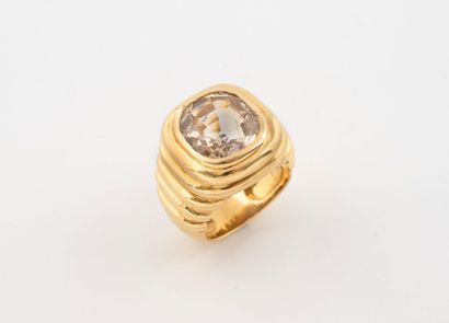 Gold (750) signet ring set with a radiant-cut...