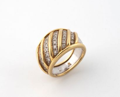Bague en or jaune et gris (750) bombé à décor...