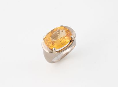 White gold (750) signet ring set with an...
