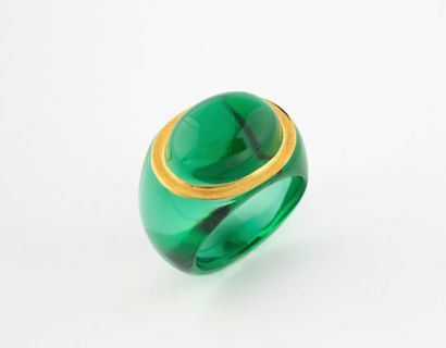 Bague jonc en cristal vert centré d'un filet...
