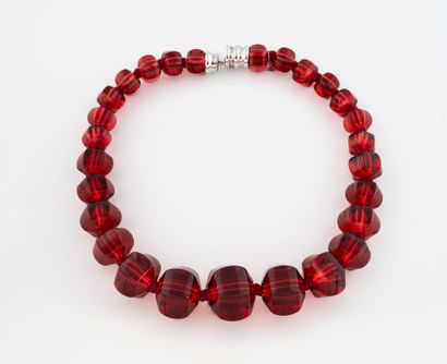 BACCARAT
Collier cordon rouge orné de perles...